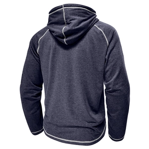 Dettaglio delle cuciture bianche a contrasto sulla felpa blu navy con maniche raglan