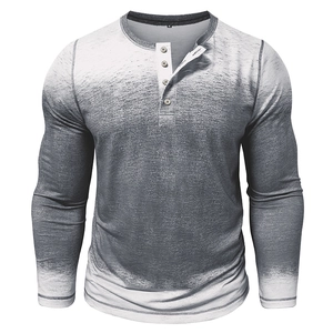Détail d'un t-shirt Henley gris dégradé avec quatre boutons et coutures contrastées