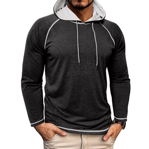 Dettaglio della felpa con cappuccio slim da uomo con cuciture a contrasto e maniche raglan