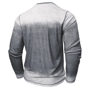 Vue détaillée du dos d'un t-shirt Henley vintage gris délavé à manches longues et coutures