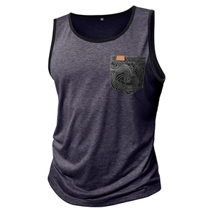 Détail d'un débardeur de sport pour homme avec poche à motif topographique et patch cuir