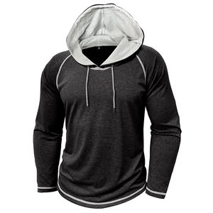 Dettaglio di felpa con cappuccio grigio scuro con cuciture bianche e maniche raglan
