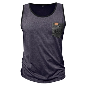 Détail d'un débardeur gris chiné pour homme avec poche à imprimé topographique et logo