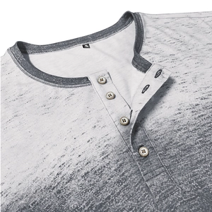 Détail du t-shirt Henley vintage avec imprimé 3D, dégradé gris et quatre boutons