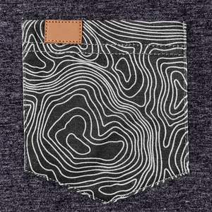 Détail de poche de poitrine avec imprimé carte de contour et écusson en cuir sur débardeur