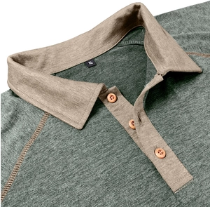 Detail eines moosgrünen Poloshirts mit khakifarbenem Kragen und XL-Größenetikett