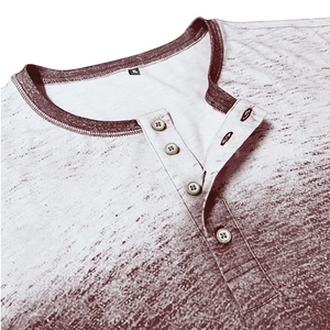 Détail du col d'un t-shirt Henley vintage imprimé 3D avec boutons et texture délavée