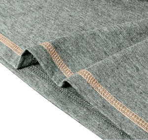 Makro-Detail des Herren-Poloshirt-Saums mit professioneller Doppelnaht in rosa Kontrastgarn