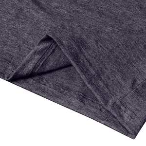 Vue macro détaillée du tissu en maille gris foncé avec des ourlets à double couture