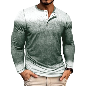 Détail d'un t-shirt Henley pour homme avec dégradé de couleurs et col à quatre boutons