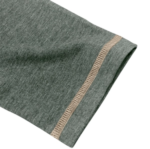 Detail eines grau melierten Poloshirts mit hochwertigen braunen Kontrastnähten am Ärmel