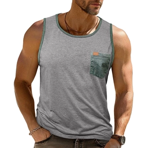 Détail du débardeur gris pour hommes avec col contrasté vert et poche côtelée avec logo