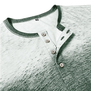 Détail du col Henley avec boutons en bois et tissu vert à texture délavée