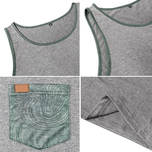 Détail du débardeur gris avec bordure verte, poche imprimée et étiquette en cuir