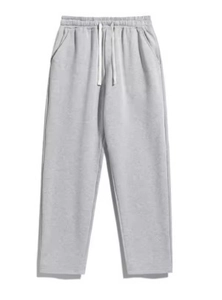 Detail der grauen Jogginghose mit elastischem Bund, weißem Kordelzug und Seitentaschen