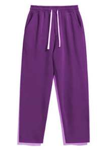 Detail der lila Sporthose mit elastischem Bund und weißem Kordelzug für Freizeit