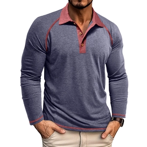 Detail eines graublauen Langarm-Poloshirts mit rotem Kontrastkragen und Holzknöpfen