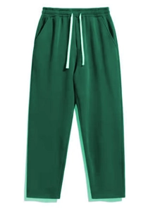Detail der dunkelgrünen Freizeithose mit elastischem Bund, weißem Kordelzug und Tasche