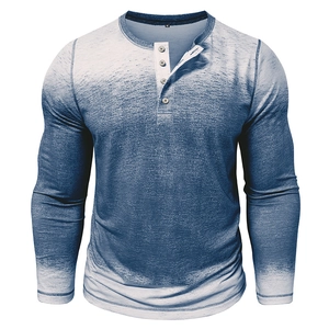 Détail du col Henley à trois boutons et tissu délavé bleu sur un t-shirt à manches longues homme