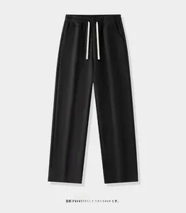 Detail der schwarzen Weitbein-Sporthose mit weißem Kordelzug und praktischen Seitentaschen