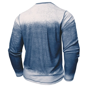 Détail arrière d'un t-shirt à manches longues pour homme avec motif tie-dye bleu
