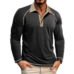 Detail eines grauen Herren-Langarm-Poloshirts mit cremefarbenem Kragen und Raglanärmeln