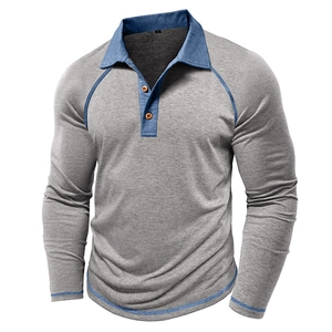 Detail von kontrastblauem Kragen und Holzknöpfen am grauen Langarm-Poloshirt für Herren