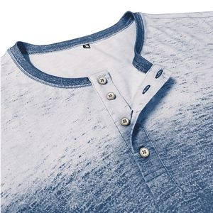 Gros plan détaillé d'un col Henley à texture marbrée bleue avec quatre boutons décorés