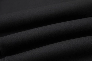 Nahaufnahme der schwarzen, hochelastischen Stofftextur mit gleichmäßiger Strickdichte