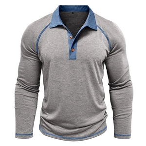 Detail eines grauen Herren Langarm Poloshirts mit blauen Nähten und Holzknöpfen