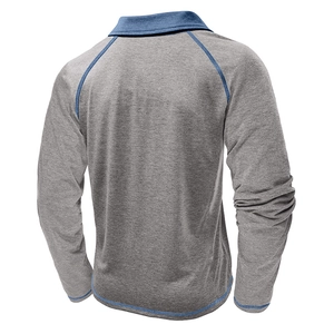 Detaillierte Rückansicht des Herren-Poloshirts mit blauen Kontrastnähten und Raglanärmeln