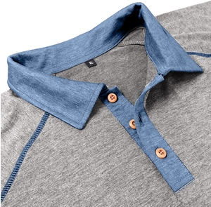 Detail eines grauen Polohemd-Kragens mit blauer Kontrastleiste und drei braunen Knöpfen