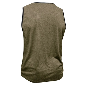 Gros plan du dos d'un débardeur de sport vert olive avec bordure noire et texture tricotée