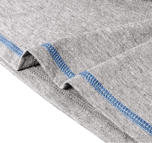 Makro-Detail von graumeliertem Strickstoff mit kontrastierenden blauen Doppelstickereien
