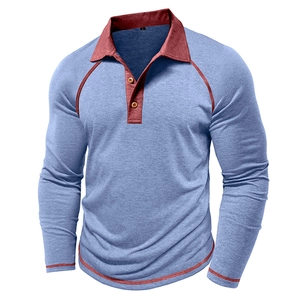 Detail eines Langarm-Poloshirts mit Kontrastnähten und hochwertigen Holzknöpfen