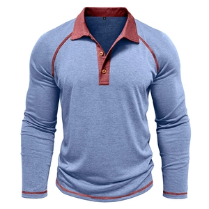 Detailansicht eines hellblauen Polohemds mit weinrotem Kontrastkragen und XL-Etikett