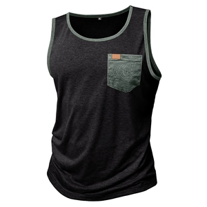 Détail d'un débardeur gris pour homme avec poche poitrine vert olive et bordures