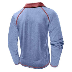 Rückansicht eines melierten Polo-Langarmshirts mit weinroten Kontrastnähten