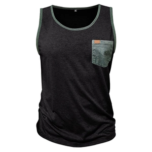 Détail du débardeur de sport gris avec bordure olive contrastée et poche poitrine à motifs