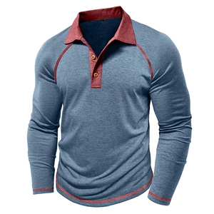 Detail der Raglanärmel und roten Kontrastnähte an einem blau-grauen Herren-Poloshirt