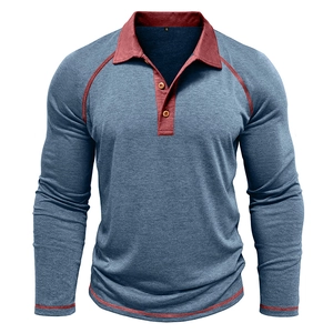 Detailansicht eines Langarm-Poloshirts mit Holzknöpfen und Raglan-Ärmel-Struktur