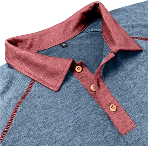 Detailaufnahme des Polo-Kragens mit drei Holzknöpfen und grau meliertem Strickstoff