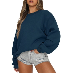 Oversize navy blue crewneck sweatshirt with dropped shoulders and a relaxed casual fit
