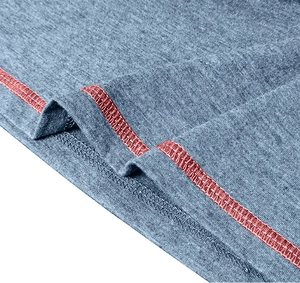 Makroaufnahme von grauem Polo-Stoff mit roten Doppelnaht-Säumen und Overlock-Details