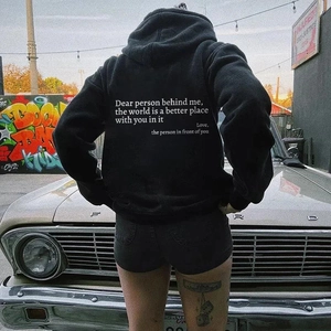 Nahaufnahme der Rückseite des schwarzen Fleece-Hoodies mit weißem Slogan-Aufdruck