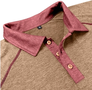 Nahaufnahme des Polo-Kragens mit drei braunen Knöpfen und hochwertiger Strickstruktur