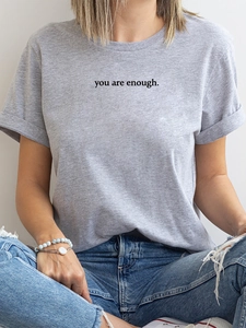 Detail eines grauen Baumwoll-T-Shirts mit dem aufgedruckten You Are Enough Slogan