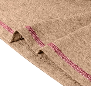 Detail eines khakifarbenen Polo-Saums mit dekorativen rosa Doppelnaht-Kontrastnähten