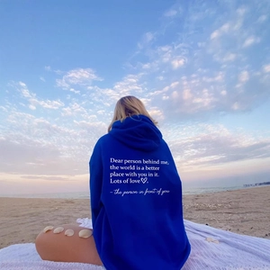 Felpa blu navy oversize con stampa Dear Person Behind Me sulla schiena in spiaggia