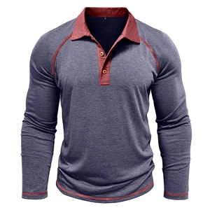 Detail eines Herren-Langarm-Poloshirts mit Kontrastnähten und Knöpfen in Holzoptik
